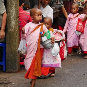 Kindermönche beim Almosengang, Yangon